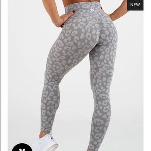 Ryderwear Grey Leopard Scrunch Leggings